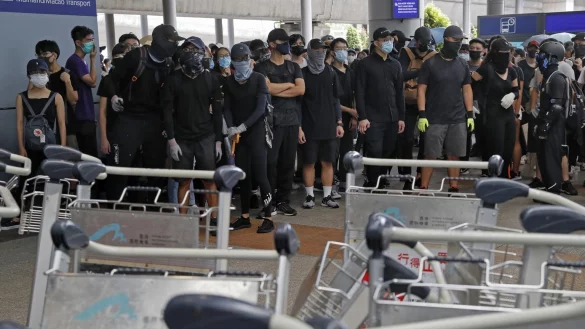 Demonstranten blockieren Flughafen - &copy; Foto: Kin Cheung/AP