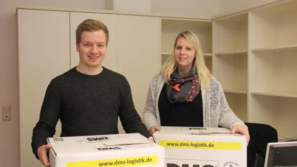 Die Kartons sind gepackt: Die Mitarbeiter Sven Eichner und Marina Kirchner vom Ordnungsamt sind bereit. - © Stadt Detmold
