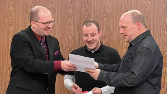 Rotkreuzleiter Sven Stelzer (Mitte) erhält den Dank von Philipp Lütke (links), Erster Vorsitzender und Markus Schulz (rechts), stelvertretender Vorsitzender - © DRK-Lemgo