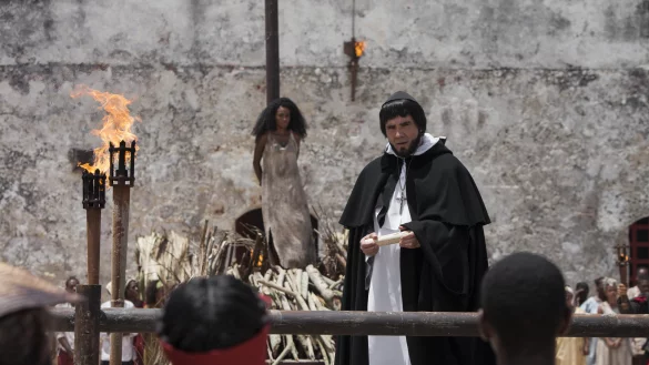 Das Ende naht: Carmen Eguiluz (Angely Gaviria) steht 1646 auf dem Scheiterhaufen. Als Sklavin und als Hexe soll sie dafür verbrannt werden, den Sohn ihrer Herrenfamilie verführt zu haben. - © Juan Pablo Gutirrez/Netflix