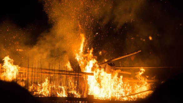 Bahnen sich ihren Weg den Berg hinab: Wie genau sich die Lügder Osterräder den Weg ins Tal suchen, ist vorher nicht zu sagen. Ein eindrucksvolles Schauspiel ist es allemal. - © Raphael Bartling