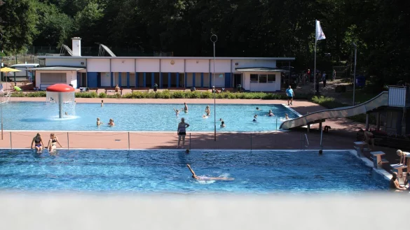 Im vergangenen Sommer haben schon vormittags die ersten Besucher die Erfrischung im k&uuml;hlen Nass gesucht. - &copy; Archivfoto: Nico Duellmann