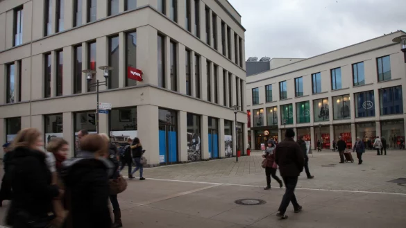 Hier soll sich etwas tun: In das linke Ladenlokal soll Blume 2000 einziehen. Das Gesch&auml;ft rechts daneben wird vorerst freigehalten. Zieht auf der Fl&auml;che, die zum Innenhof raus liegt, ein Gastronomiebetrieb ein, soll dieses als Eingangsbereich daf&uuml;r dienen. - &copy; Bernhard Preuss