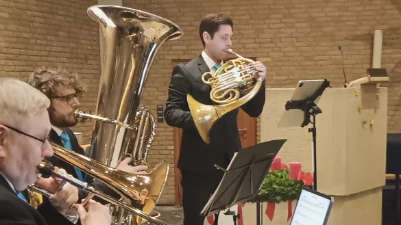 Matthias Kr&uuml;ger (Posaune), Sandro Hartung (Tuba) und Fernando Cienfuegos Perez (Horn) in der Kirche St. Michael. - &copy; Katja Heine