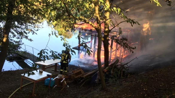 Die Gartenh&uuml;tte stand komplett in Flammen, so dass auch die umliegende Vegetation anfing zu brennen. - &copy; Feuerwehr Lage