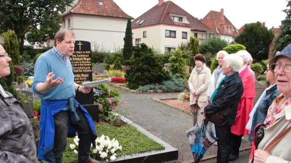 Zeitreise in die Vergangenheit: Dr. Stefan Wiesekopsieker vom Heimat- und Versch&ouml;nerungsverein gibt bei dem historischen Rundgang &uuml;ber den Friedhof Herforder Stra&szlig;e viele Informationen &uuml;ber die zahlreichen Grabst&auml;tten stadtbekannter Pers&ouml;nlichkeiten. - &copy; Heidi Stork