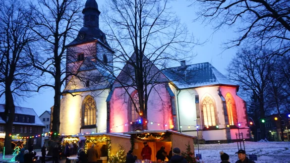 Schon zum ersten Horner Kirchmarkt ist die Kirche bunt angestrahlt gewesen. Auch im dritten Jahr soll es so sein &ndash; aber mit mehr St&auml;nden und Vereinen.&nbsp; - &copy; Manfred H&uuml;tte