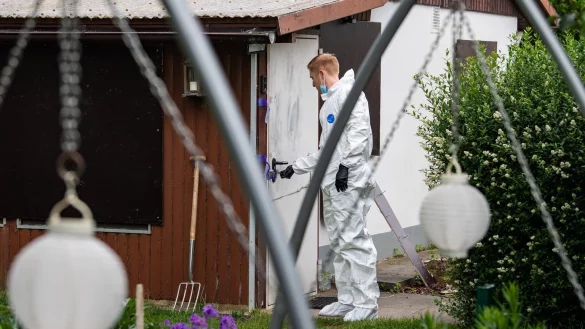 Polizei in der Kleingartenanlage - &copy; Foto: Guido Kirchner/dpa