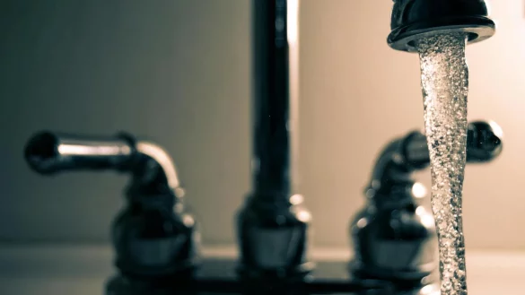 Bald soll das Bad Meinberger Heilwasser wieder im Kurgastzentrum zapfbar sein. Es kommt allerdings per Kanister. Die Leitung aus dem Moorstich Stinkebrink wird nicht repariert. - © Symbolfoto: pexels/Steve Johnson