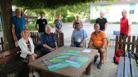 Laden ein: (hinten, von links) Hubert Weismantel ("Lippe im Wandel"), Marius L&uuml;demann ("Fridays for Future"), Volker Schubach ("B239n - Nein danke!"), Anne Bierwirth (Aktionsb&uuml;ndnis "Sch&uuml;tzt Menschen und Tiere im Detmolder Westen"), Markus Kr&uuml;ger (BUND) und Uwe Vogel ("Pro Ilsetal") sowie (unten, von links) Sabine Niel&auml;nder und Wolfram Fiedler (Aktionsgruppe "Beller Feld"), Bernd Milde (Nabu) und Helmut Kr&uuml;ger (Aktionsb&uuml;ndnis "Sch&uuml;tzt Menschen und Tiere im Detmolder Westen"). - &copy; Jana Beckmann