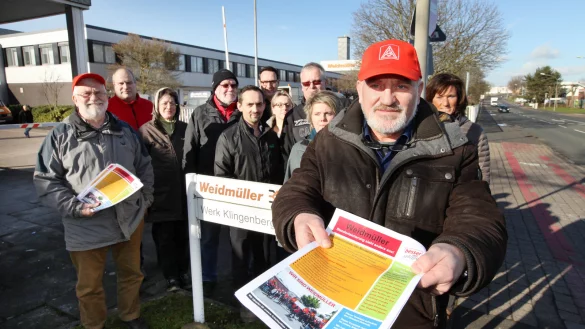 Protest: Mitglieder des Weidm&uuml;ller-Betriebsrats &ndash; vorn im Bild der Vorsitzende Robert Chwalek &ndash; verteilten am Donnerstag an den Werkstoren, wie hier an der Klingenbergstra&szlig;e, Info-Flugbl&auml;tter gegen die angek&uuml;ndigten Entlassungen. - &copy; Bernhard Preu&szlig;