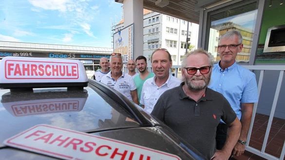 Machen ihrem &Auml;rger beim Treffen mit der LZ Luft: Die Fahrlehrer (von links) Sven Bothe, Helmut Kollak, Alexander M&uuml;ller, Paul Gischewiski, Matthias Czeck, J&ouml;rg Sch&uuml;te und Peter Raband m&uuml;ssen sich unfreiwillig in Geduld &uuml;ben. - &copy; Vera Gerstendorf-Welle