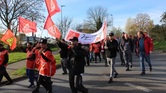 Mehrere Tausend Besch&auml;ftigte der Metall- und Elektroindustrie demonstrieren am Dienstag in Lemgo f&uuml;r mehr Geld. - &copy; Nadine Uphoff