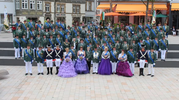 Eine starke Gemeinschaft: Die Schützengesellschaft Bad Salzuflen blickt auf eine 450-jährige Geschichte zurück und präsentiert sich hier mit drei Lippischen Schützen. - © Privat