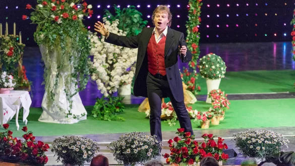 Um den Auftritt von Rudy Giovannini im Bad Meinberger Kurtheater zu verschönern, hat Fanclub-Vorsitzende Ilona Gärtner Rosen und andere Blumen aufgefahren. - © Torben Gocke