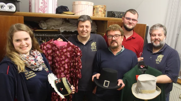 Der neue Vorstand der Trachtengilde Schwalenberg: (von links) Vorsitzende Jacqueline Schneider, Schriftführer André Eikermann, Hausverwalter Hermann Wöhning, der stellvertretende Vorsitzende Pol Michels sowie Kassierer Kai Eikermann. - © Michaela Weisse