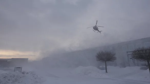 Bei Phoenix Contact in Schieder bl&auml;st ein Hubschrauber mit seinen Rotorbl&auml;ttern den Schnee von den D&auml;chern der ehemaligen Schieder-M&ouml;bel-Hallen. - &copy; Jost Wolf
