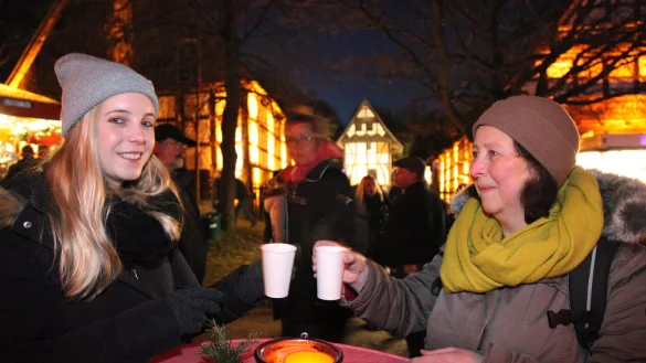 Die Bremers gönnen sich am Stand der Lebenshilfe einen Kinderpunsch. - © Bernhard Preuß