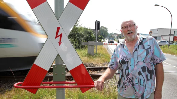 Rechtzeitig zur Stelle: Winfried Grundhöfer am Bahnübergang Orbker Straße, wo er den jungen Mann von den Gleisen geholt hat, kurz bevor ein Zug kam. Gesehen hatte er den Lebensmüden vom Küchenfenster seiner Firma schräg gegenüber. - © Bernhard Preuß