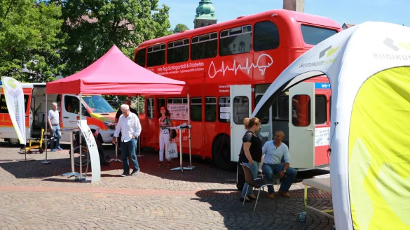 Mit dem roten Schlaganfallbus kl&auml;ren Experten vom Klinikum Lippe auf dem Salzhof auf - &copy; Yvonne Glandien
