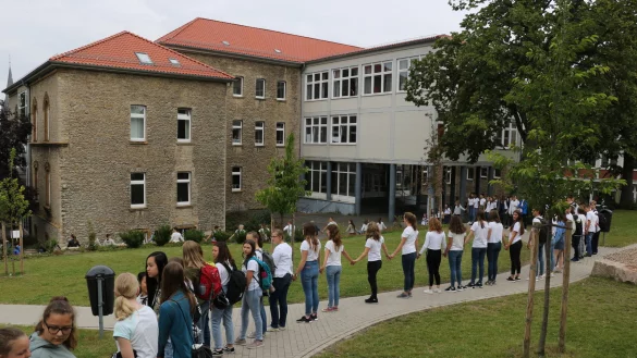Die Sch&uuml;ler des Grabbe Gymnasiums setzten im Sommer ein gemeinsames Zeichen gegen die Amokdrohungen, die seit M&auml;rz regelm&auml;&szlig;ig durch Schmierereien verbreitet werden. - &copy; Archivfoto: Till Sadlowski