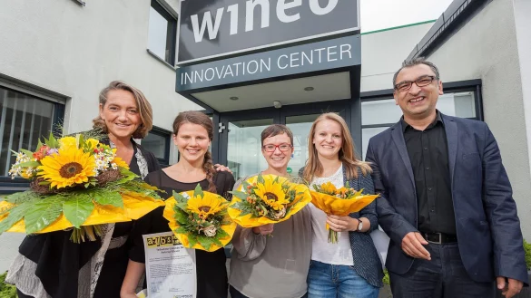 Annika Windmöller und LZ-Redakteur Erol Kamisli gratulieren den drei aufmerksamsten Lese-Azubis (von links) Monika Heel, Antonia Kliever und Jessica Schröder. - © Torben Gocke