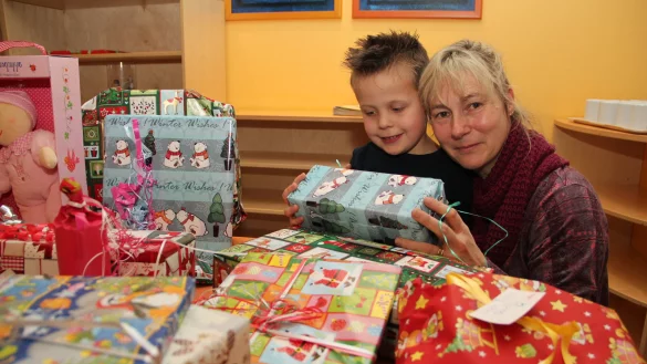 Susanne Saage hat schon viele Geschenke für die rund 2000 kranken Kinderund deren Geschwister zusammen, die sie zu Weihnachten beschenken will.Unterstützung bekommt sie auch von Joel, der ebenfalls an Leukämie erkrankte. - © Kirsten Fuhrmann