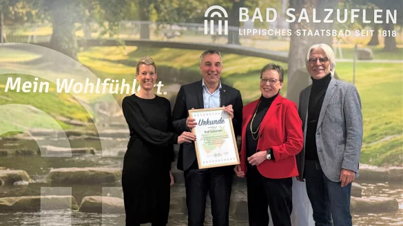 Die Kurstadt Bad Salzuflen ist ab sofort im Förderverein der Nordrhein-Westfalen-Stiftung vertreten: Die Mit-gliedsurkunde überreichte die stellvertretende Vorsitzende des Förderverein Marianne Thomann-Stahl (zweite von rechts) mit dem ehrenamtlicher Regionalbotschafter Hans Feuß (rechts) an Bürgermeister Dirk Tolkemitt (zweiter von links) und an die Erste Beigeordnete und Kämmerin Melanie Koring (links). - © Stadt Bad Salzuflen