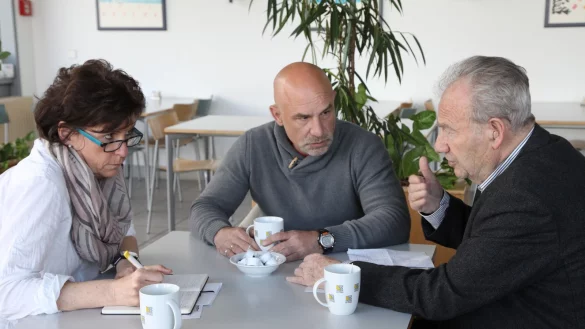 Imre Lebovits (rechts, mit seinem Anwalt Donat Ebert) ist einer der Zeitzeugen, mit denen LZ-Redakteurin Silke Buhrmester pers&ouml;nliche Gespr&auml;che f&uuml;hrte.   - &copy; Archivfoto: Bernhard Preuss