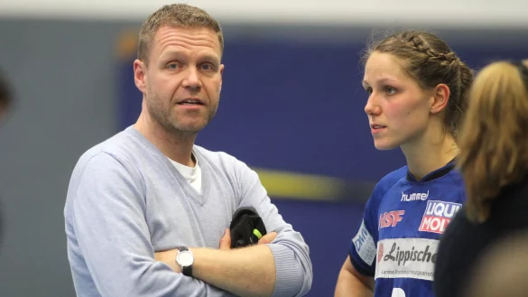 Gedankenaustausch: Bundestrainer Jakob Vestergaard erkundigt sich nach dem Befinden von Xenia Smits. - &copy; J&ouml;rg Hagemann