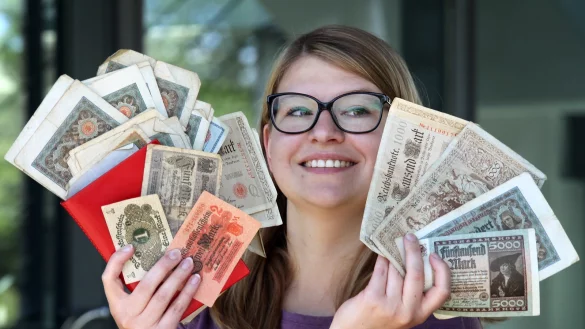 &nbsp;LZ-Volont&auml;rin Freya K&ouml;hring h&auml;lt ein kleines Verm&ouml;gen hoch. Leider, leider sind die alten Scheine, die sie auf dem Dachboden gefunden hat, l&auml;ngst nichts mehr wert. - &copy; Bernhard Preu&szlig;