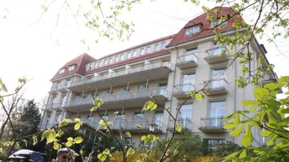 Dornr&ouml;schenschlaf: Die besten Tage hat der 105 Jahre alte &bdquo;F&uuml;rstenhof" schon lange hinter sich. Doch jetzt k&ouml;nnte in dem historischen Geb&auml;ude ein neues Kapitel Kur-Geschichte geschrieben werden. - &copy; Yvonne Glandien