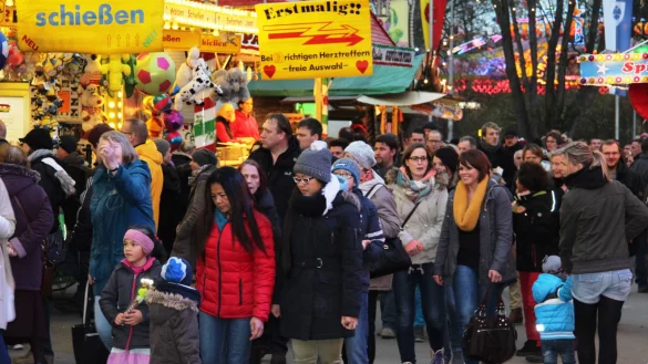 Bummeln durch die Innenstadt: Der Kl&auml;schenmarkt lockt zahlreiche Besucher nach Lemgo. - &copy; Tobias Schneider