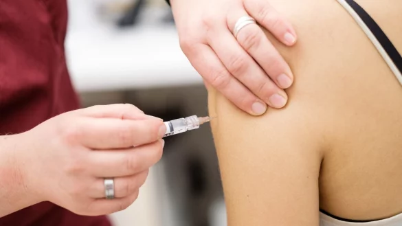 Kleiner Pieks, gro&szlig;e Wirkung: Vor Reisen empfehlen &Auml;rzte f&uuml;r viele Urlaubsl&auml;nder Reiseschutzimpfungen, wie gegen Hepatitis A und Tollwut.&nbsp; - &copy; Ole Spata/dpa