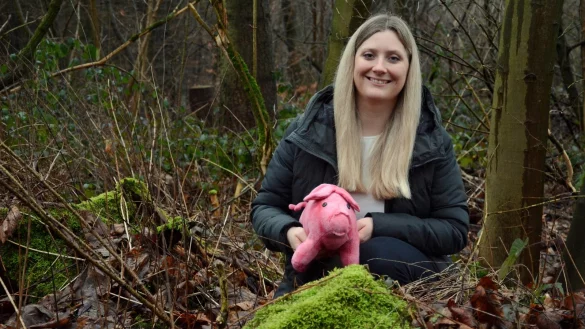 Ein Held im Kindergarten: Laura Putschies erfindet interaktive Geschichten f&uuml;r Kinder, rund um das rosarote Schwein Hansi. - &copy; Tanja Watermann