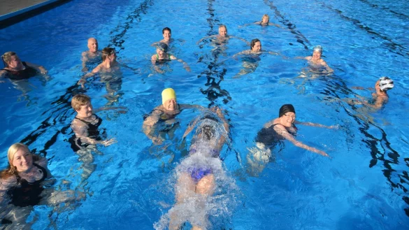 Los gehts: Die Fr&uuml;hschwimmer haben den Start der Freiluftsaison herbeigesehnt. 50 bis 70 kommen w&auml;hrend der Woche regelm&auml;&szlig;ig in der Zeit von 6 bis 8 Uhr und am Wochenende ab 8 Uhr. Lea Paul hat sich soeben vom Beckenrand abgesto&szlig;en. - &copy; Karin Prignitz