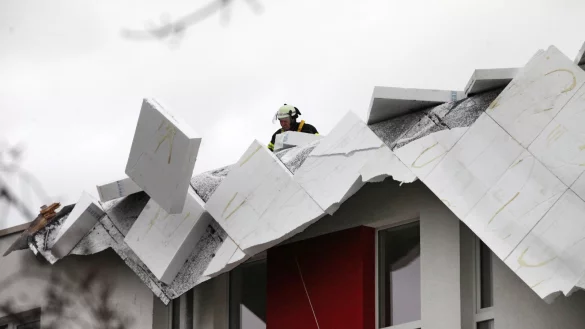 Auf der Bielefelder Stra&szlig;e in Detmold ist das Dach des Studentenwohnheims heruntergefegt worden. - &copy; Bernhard Preuss