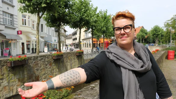 Will damit nicht leben: Tatjana Schul zeigt eines der verunstalteten Tattoos auf ihrem Unterarm, das eine Lebensblume darstellen soll. Sie hat es bei einem Salzufler Tattoo-Studio stechen lassen und will den T&auml;towierer jetzt verklagen. - &copy; Alexandra Schaller