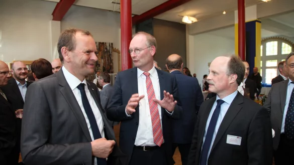 Lockerer Plausch am Rande der Eröffnungsfeier: Wetterexperte und Festredner Sven Plöger (Mitte) im Gespräch mit Hochschulpräsident Prof. Dr. Jürgen Krahl (links) und dem Leiter des neuen Instituts für Energieforschung Prof. Dr.-Ing. Thomas Schulte. - © Bernhard Preuss