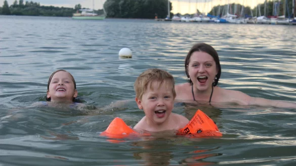 Im Wasser: Amelie (6 Jahre), Emil (2 Jahre) und Mutter Susann Purucker baden im Lippesee in Paderborn. - &copy; Franz Purucker