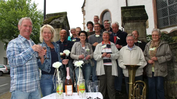 Stoßenauf die gute Zusammenarbeit an: Die Organisatoren vom "Langen Tisch" inBrake freuen sich auf einen schönen Abend mit vielen Köstlichkeiten undguter Musik. 
- © Freya Köhring