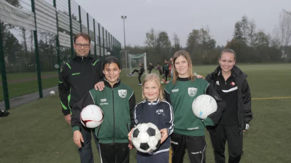 "Manager" Mike Krüger mit Chiara Alea Kahs, Jule Suermann, Hannah Suermann und Trainerin Madleen Gandzior. - © Sebastian Lucas
