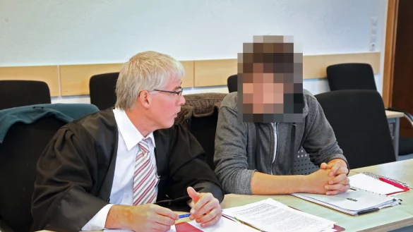 Vor Gericht: Der angeklagte Detmolder mit seinem Anwalt Sebastian Nickel. - &copy; Bernhard Preuss