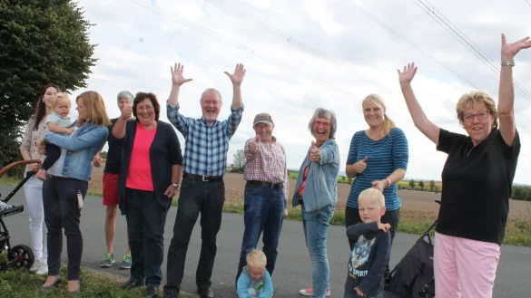 Gl&uuml;cklich: Mitglieder der B&uuml;rgerinitiative Marienm&uuml;nster um Jutta Fritzsche (3. v. r.) bejubeln das Ende der Suedlink-Planung in den Kreisen H&ouml;xter und Lippe. - &copy; Manuela Puls