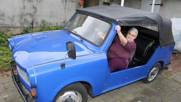 Historisches Ost-Produkt: Edith Schaub mit ihrem geliebten blauen Trabant K&uuml;bel. - &copy; Sandra Castrup