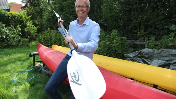 Axel Meckelmann liebt das Kajakfahren. Mit seiner Frau ist er schon auf dem ein oder anderen Fluss gefahren. Ihm geh&ouml;rt das rote Kajak - seine Liebglingsfarbe. - &copy; Kirsten Fuhrmann