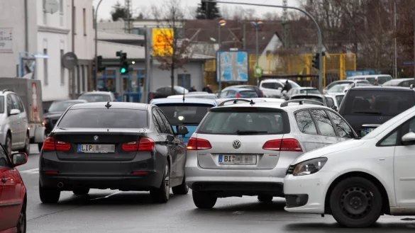 Es ist nicht zu fassen, diese Automassen. Kritiker bezweifeln allerdings, dass eine Umgehung in Gestalt der B239n den z&auml;hen Verkehr, wie hier in Lage, viel fl&uuml;ssiger machen w&uuml;rde. - &copy; Bernhard Preuss