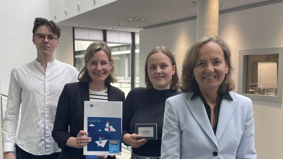 Gründer Vito Kahle, IHK-Existenzgründer-Referentin, Gründerin Lina Mohr und IHK-Hauptgeschäftsführerin Petra Piggerl-Radtke (v.l.). - © Carsten Heil