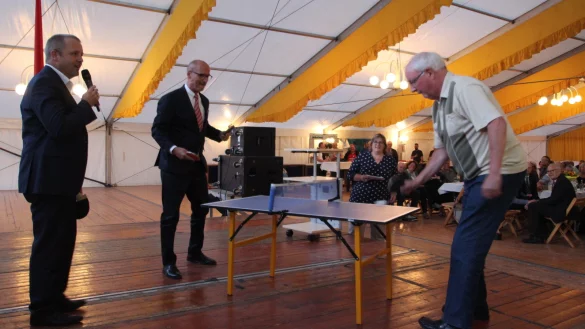 Kleines Match an kleiner Platte: J&uuml;rgen Osterhage (Mitte) spielt mit Uwe R&ouml;mer Tischtennis. Mario Hecker sieht zu. - &copy; Jens Rademacher