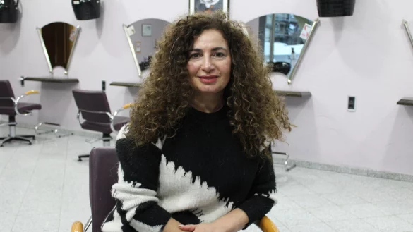 Seit 30 Jahren ist Gönul Inceer als Friseurin in Lemgo selbständig. Das Stresslevel sei heute enorm hoch, sagt sie. - © Annika Langhagel